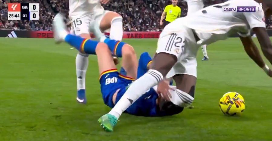 Übeltäter Rüdiger kommt erstaunlicherweise ungeschoren davon. Auch der VAR greift nicht ein.