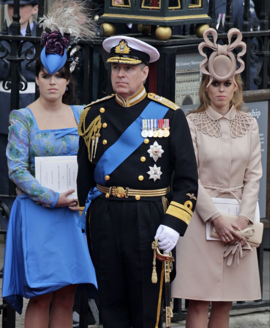 Eugenie (links) und Beatrice mit ihrem Vater Andrew im Jahr 2011.