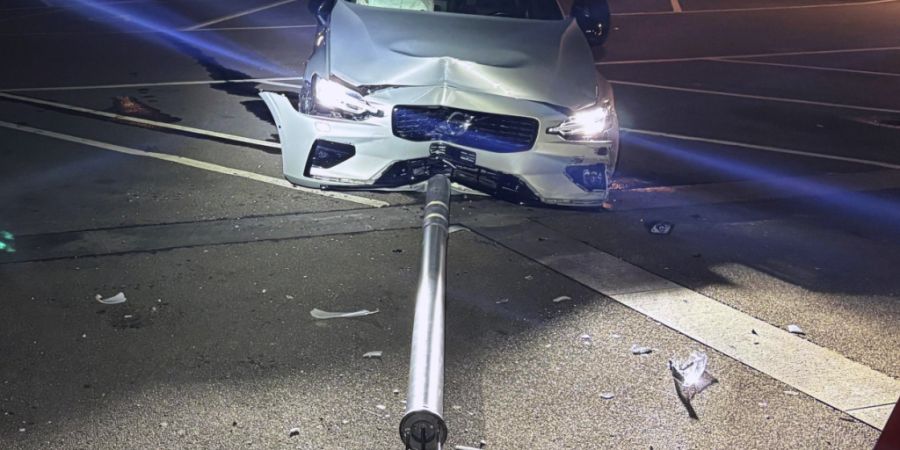Ein Autofahrer kollidierte in Weinfelden mit einem parkierten Auto und einem Schaufenster, ehe er in eine Litfasssäule und einen Kandelaber fuhr.