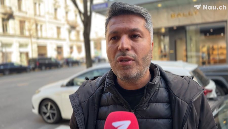 Auch Recep beklagt sich über die Arbeitsbedingungen als Taxifahrer in Zürich.