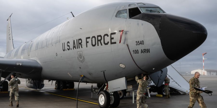 ARCHIV - Soldaten bereiten auf der US-Airbase Spangdahlem eine KC-135 Stratotanker der US-Luftwaffe auf den Start vor. Mit dem Stratotanker können Kampfjets der NATO in der Luft betank...