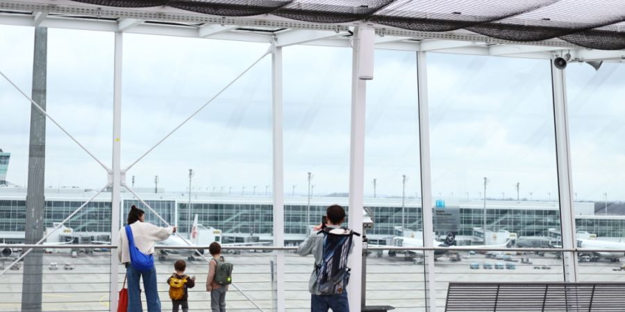 Bereits am Donnerstag kam es wegen eines Pilotenstreiks bei Lufthansa zu Flugausfällen und -Verspätungen. (Archivbild)