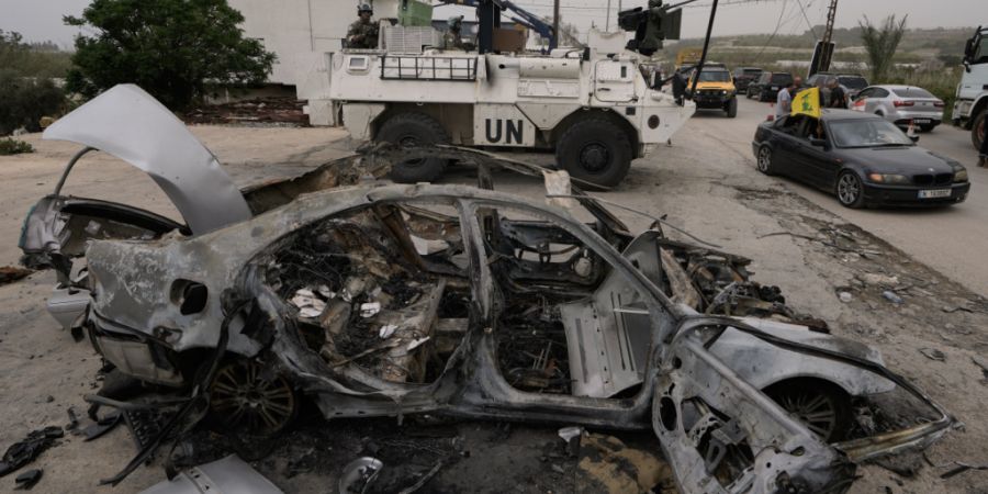 dpatopbilder - Französische UN-Friedenstruppen stehen auf ihrem gepanzerten Mannschaftswagen, während Vertriebene am zweiten Tag der Waffenruhe zwischen der Hisbollah und Israel in Qa...