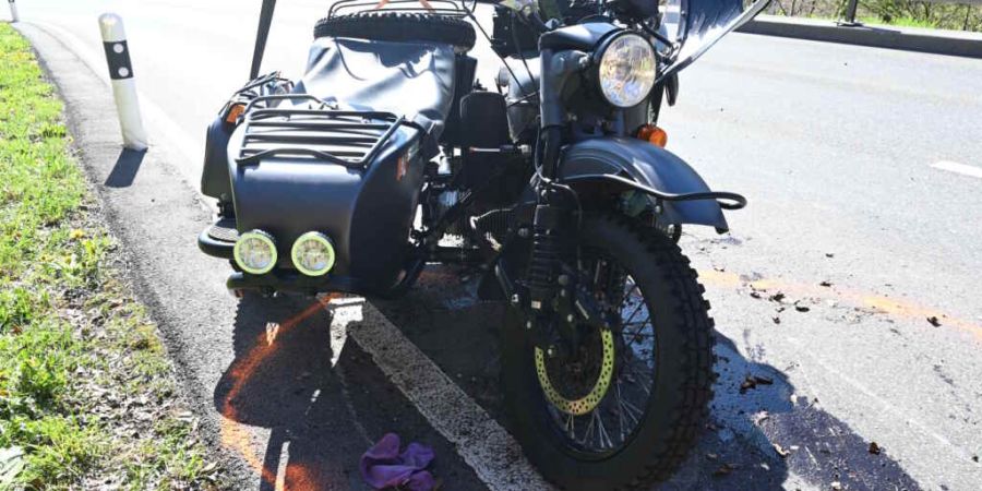 Der Fahrer wurde beim Unfall von seinem Motorrad auf die Strasse geschleudert.