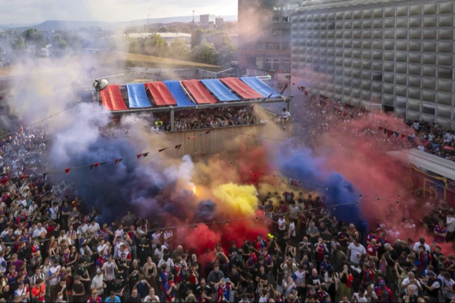 Hunderte von Fans begrüssen Xherdan Shaqiri zurück in Basel.