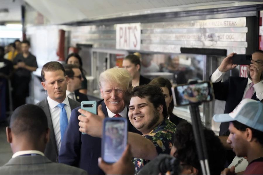 «Pat's King of Steaks» ist ein beliebter Zwischenstopp für Kandidaten während den US-Wahlen: Donald Trump kam am 30. Juni 2023 vorbei.