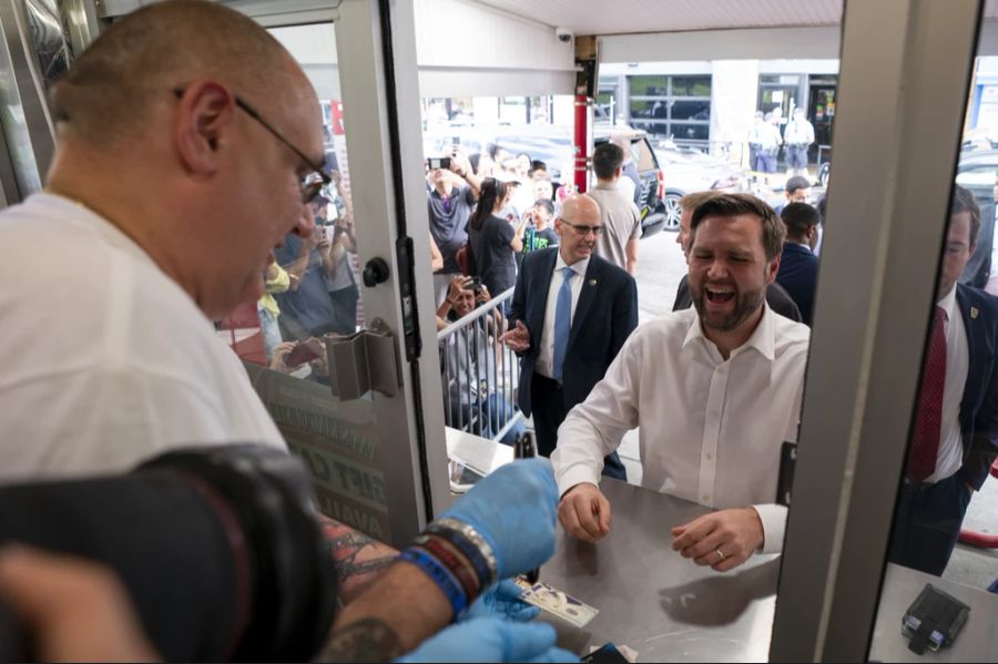 Bei der Bezahlung seines Sandwichs verläuft für JD Vance dann alles reibungslos.