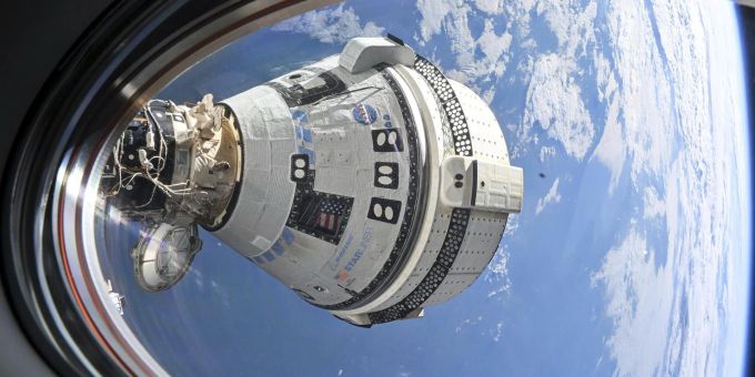 Dieses von der NASA zur Verfügung gestellte Foto zeigt Boeings Raumschiff Starliner, das die Astronauten Butch Wilmore und Suni Williams am 3. Juli 2024 an der vorderen Öffnung des Moduls Harmony angedockt zur Internationalen Raumstation brachte, gesehen aus einem Fenster des Raumschiffs Dragon Endeavour von SpaceX, das an der benachbarten Öffnung angedockt ist. Boeing-Astronaut-Launch