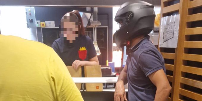 Ein Food-Kurier steht mehr als zehn Minuten zuvorderst in der Schlange bei einem Berner McDonald's. McDonald's