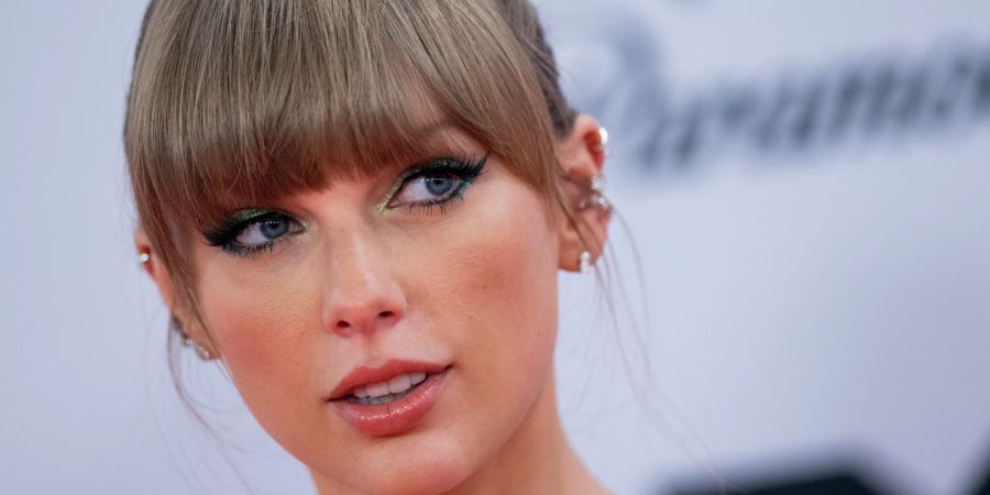 Taylor Swift blickt an Festival in Kamera