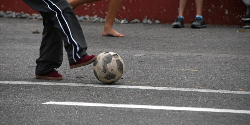 Mother lets kids play football on highway – shocked cops