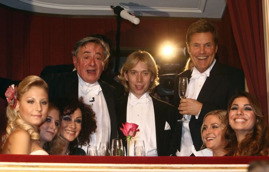 Ein Bild aus vergangenen Tagen. Richard Lugners Tochter Jaqueline (2.v.l.) sitzt am Wiener Opernball 2010 in einer Loge. Nun betrauert sie ihren Vater.