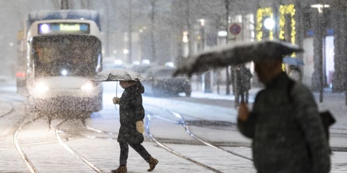 Ein Tram fährt durch den Schnee an der Bahnhofsstrasse in Zürich. ÖV Schnee