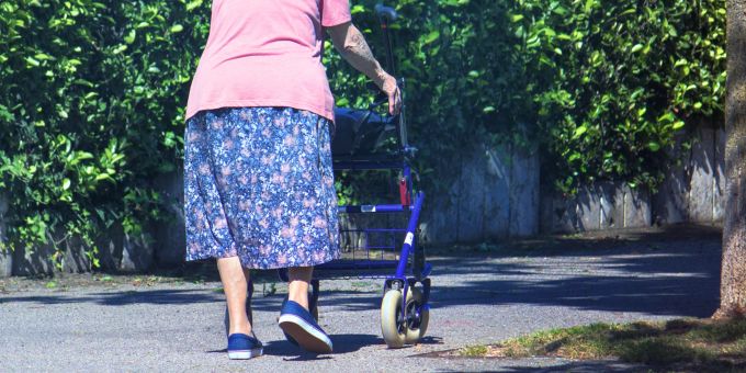 Verurteilung - Seniorin (88) stürzt und stirbt – Arzt übersah Bruch
