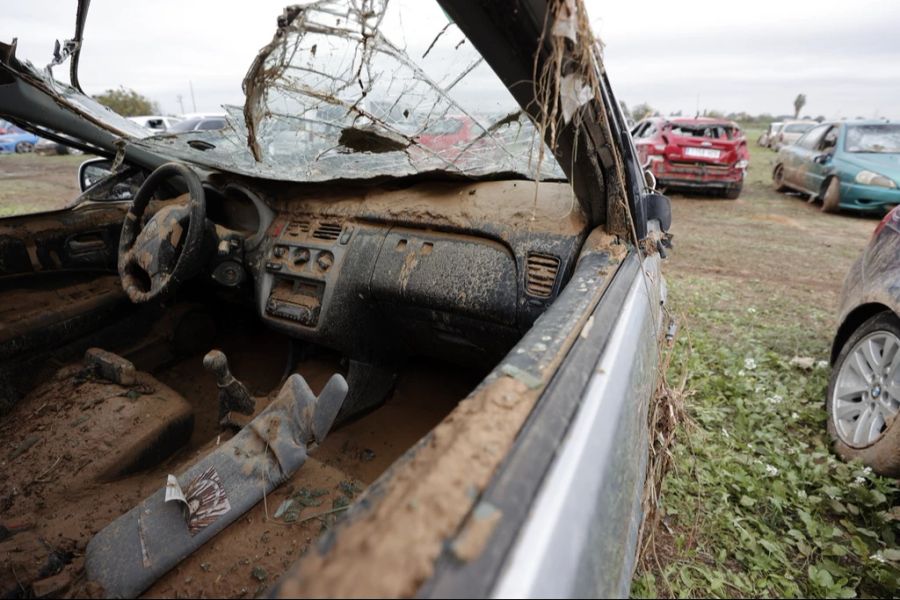 Einige befanden sich im Auto, als die Wassermassen eintrafen. Dass sie dadurch nur bedingt geschützt waren, zeigt dieses eindrückliche Bild.