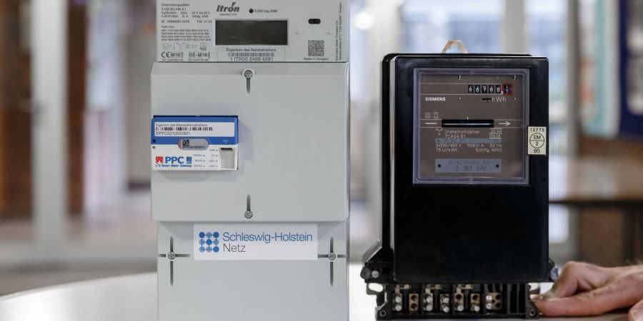 Digital versus analog: Der Stromzähler links hat ein Smart-Meter, rechts daneben steht ein herkömmlicher Stromzähler.