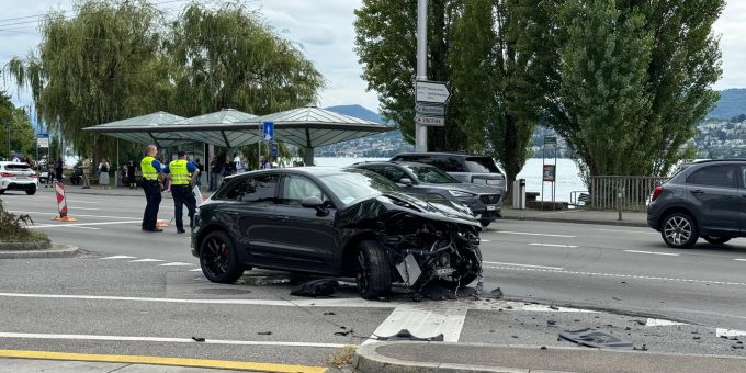 An beiden Fahrzeugen ist Totalschaden entstanden. Unfall in Zürich