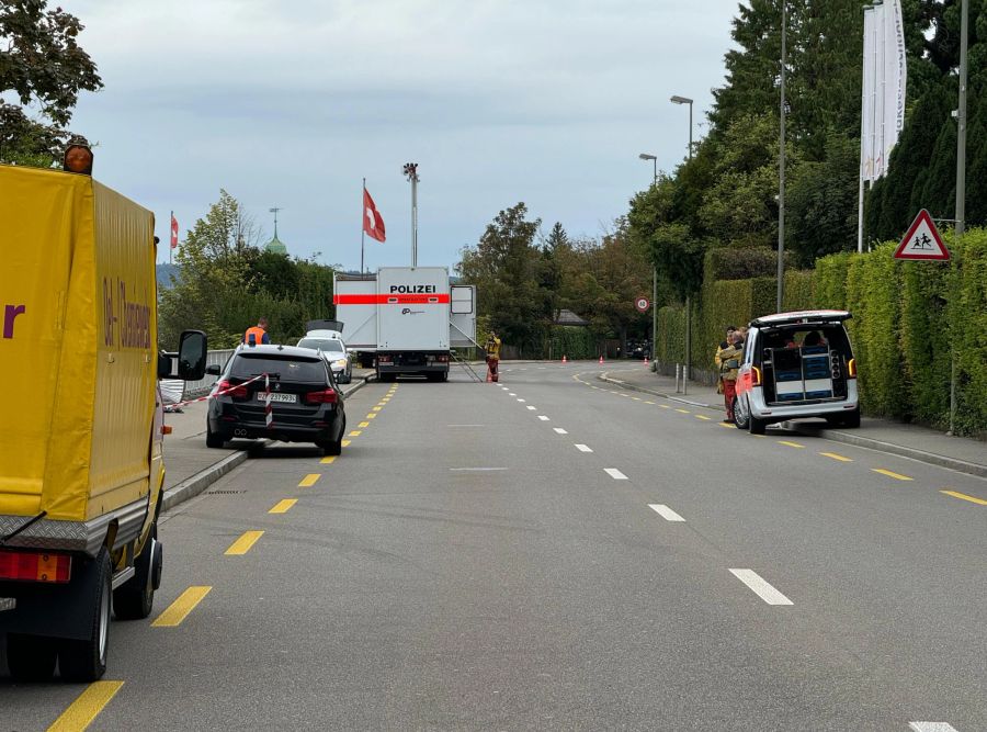 Viele Rettungskräfte stehen im Einsatz.