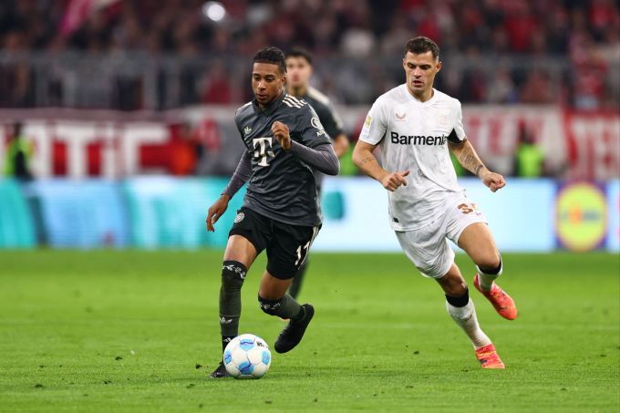 Granit Xhaka im Einsatz für Bayer Leverkusen gegen Bayern München in der Bundesliga. Granit Xhaka Bundesliga München