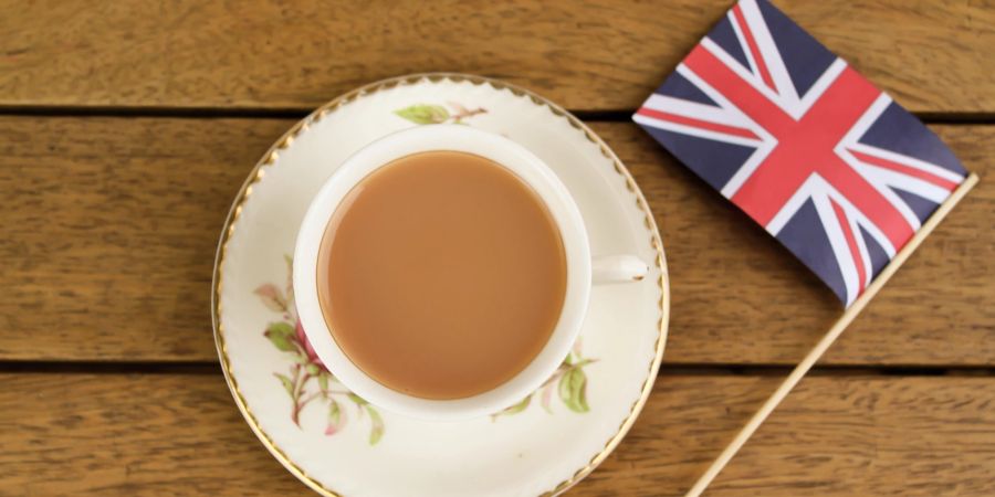 Earl Grey Tee mit Milch in einer Tasse, Union Jack Flagge