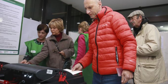 Menschen geben ihre Stimmen in einem Wahllokal während der Parlamentswahlen in Tiflis, Georgien, am Samstag, 26. Oktober 2024, ab. Georgien Wahl