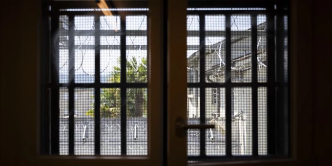 Der Kanton Bern will das Regionalgefängnis Bern mit zusätzlichen Containern erweitern. (Symbolbild) Gefängnisfenster