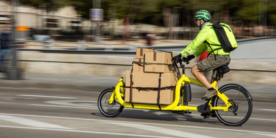 Lastenrad Pakete Mann schnell unterwegs