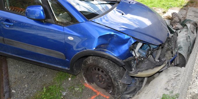 Masein GR: 58-Jährige kracht bei Unfall in Stallmauer. Masein GR
