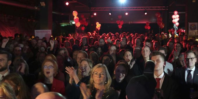 Unterstützer nehmen an der Feier der Sozialdemokratischen Partei Samfylkingin nach Schliessung der Wahllokale in Reykjavik teil. Samfylkingin