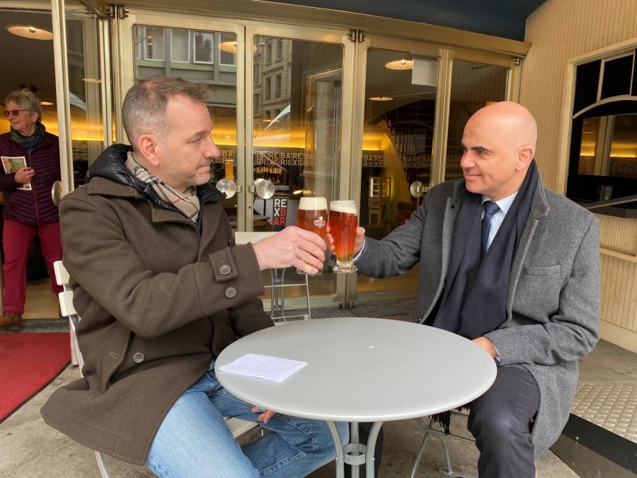 Bundesrat Alain Berset stösst mit Nau.ch-Redaktor Matthias Bärlocher auf das Ende der Pandemie-Massnahmen an, am 17. Feburar 2022.