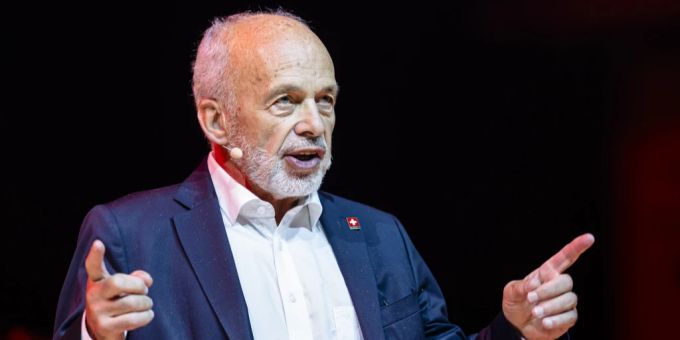 Alt-Bundesrat Ueli Maurer spricht am Wahlauftakt-Anlass der SVP Schweiz in der Swiss Life Arena, am 26. August 2023 in Zürich. Ueli Maurer 700 Stellen