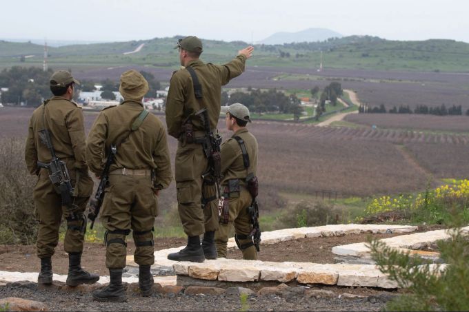 Israelische Soldaten blicken auf die Golanhöhen. Golanhöhen Israel Syrien