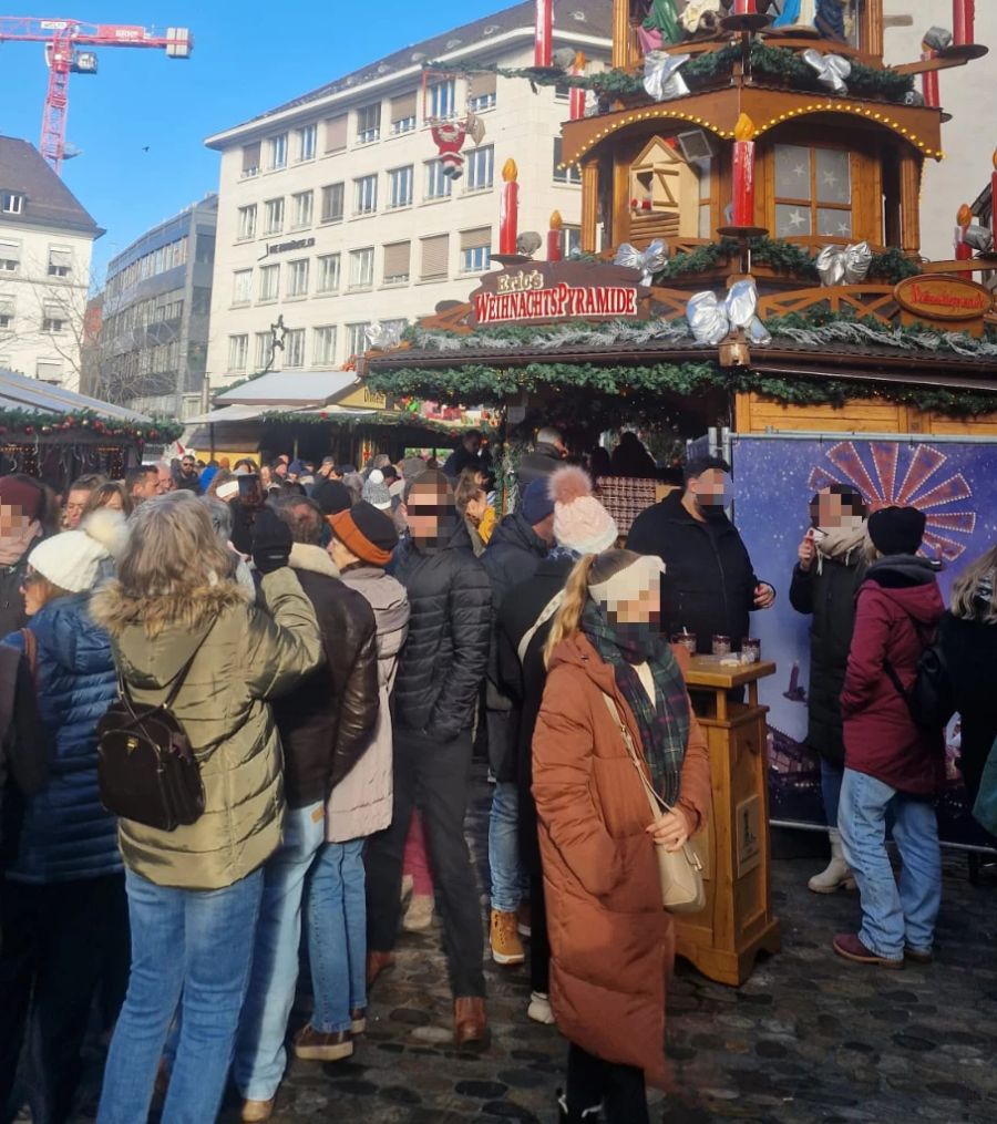 Gerade am Wochenende und abends sind die Weihnachtsmärkte oft gut besucht. Zum Beispiel hier in Basel ...