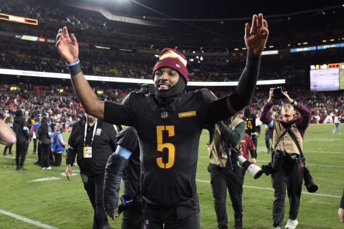 Jayden Daniels jubelt nach dem Sieg der Washington Commanders gegen die Chicago Bears. Bears Commanders Football