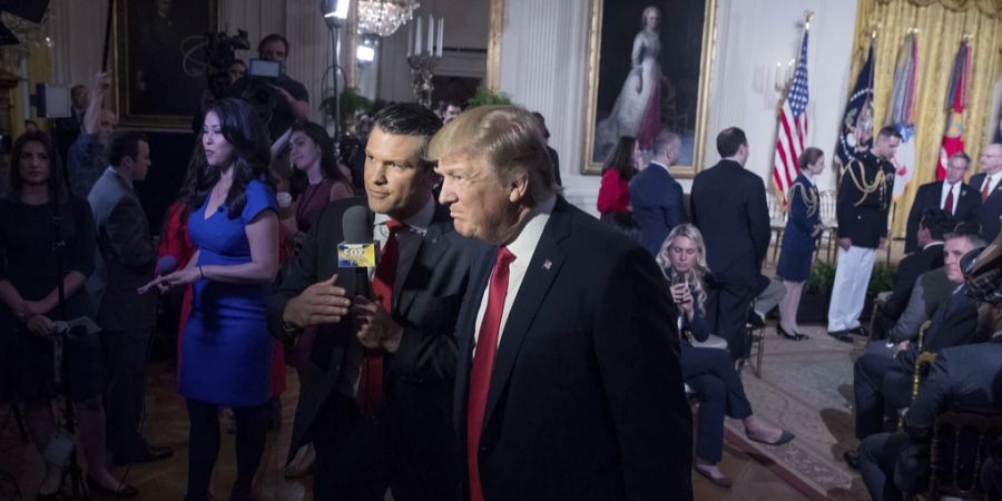 Pete Hegseth, hier bei einem Interview mit Trump in 2017, wird neuer US-Verteidigungsminister. (Archivbild)