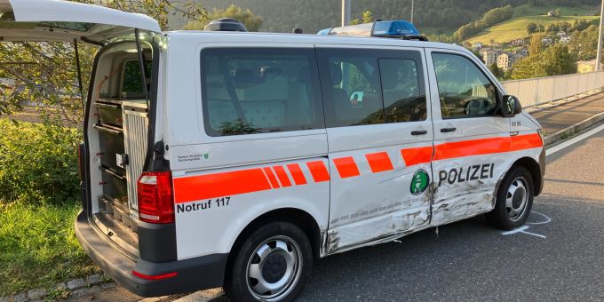 Warnsignale übersehen - Auto knallt in Mollis GL in Polizeiwagen
