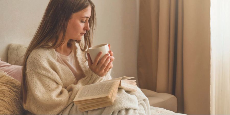 Frau trinkt aus Tasse