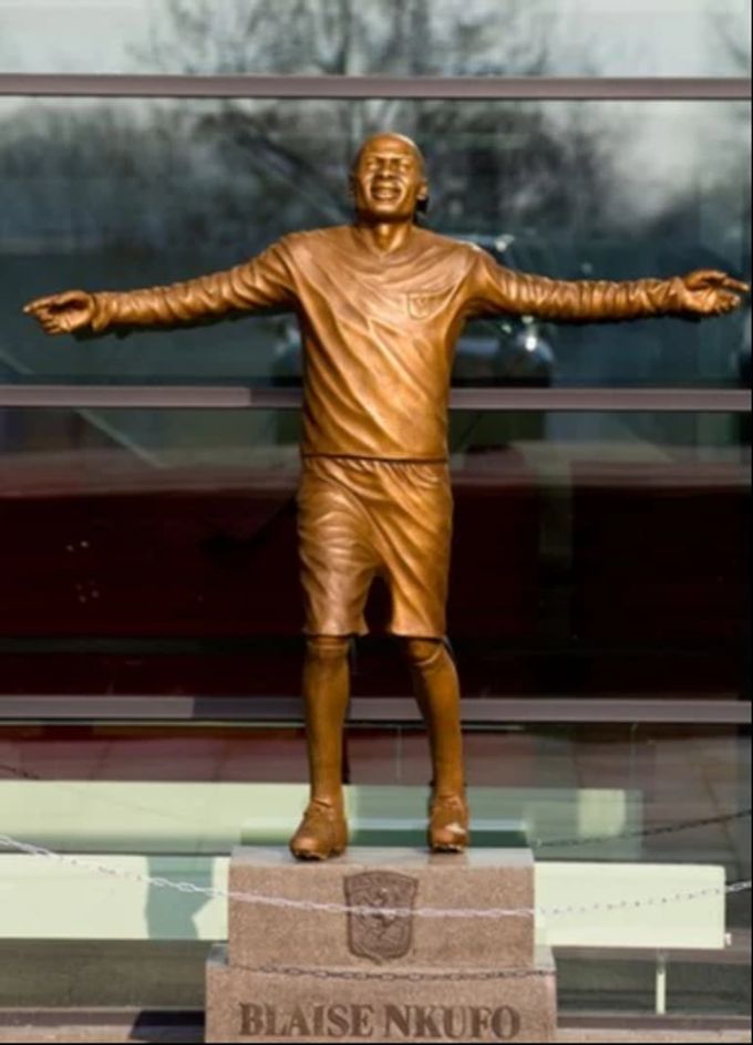 Die Statue von Blaise Nkufo bei Twente Enschede. Blaise Nkufo
