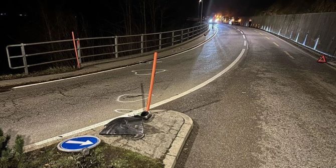 Kollision mit Verkehrsteiler.