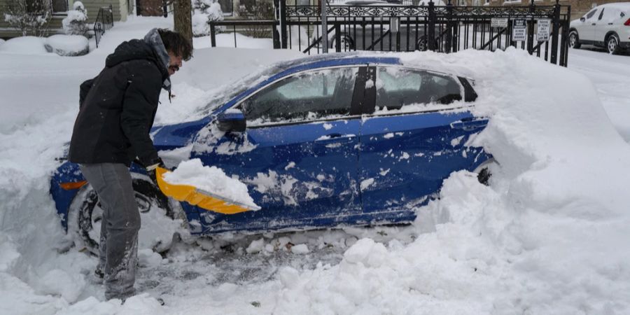 Ein Mann gräbt sein Auto aus den Schneemassen in Buffalo, New York.