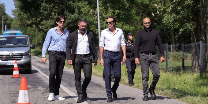 Delon hatte mehrfach gesagt, dass er keine nationale Hommage wolle. Delon hatte mehrfach gesagt, dass er keine nationale Hommage wolle.