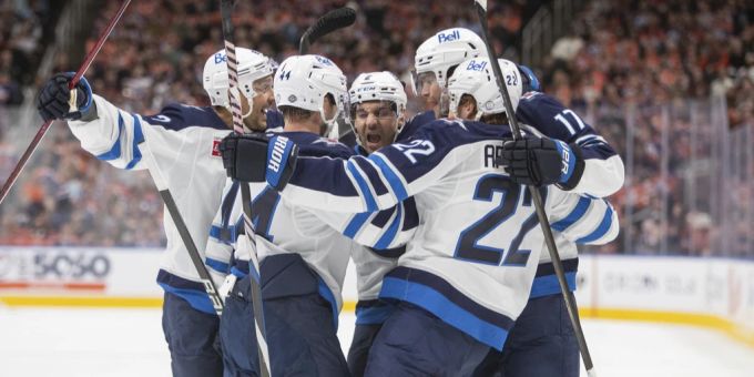 Nino Niederreiter (l.) jubelt mit den Winnipeg Jets auch im zweiten Spiel. Nino Niederreiter