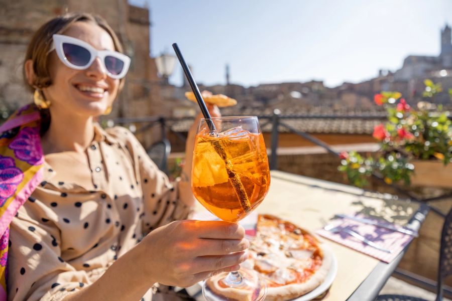 Frau, Aperol Spritz, Pizza