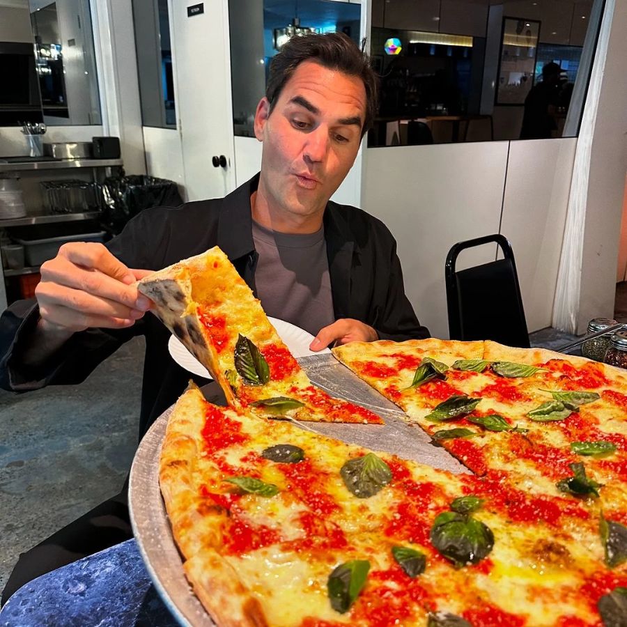 Mmm, fein! Roger Federer gönnt sich in New York eine Riesenpizza.