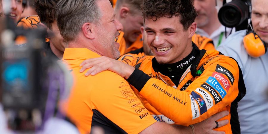 McLaren-Boss Zak Brown (l) war bislang gegen eine Teamorder zugunsten von Lando Norris.