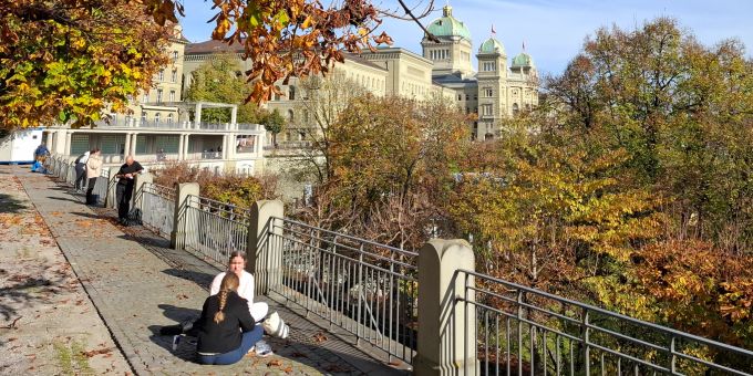 Die Kleine Schanze in Bern ist ein beliebter Zmittagsort. Doch weil die Bänkli fehlen, wird nun am Boden gegessen. Kleine Schanze Bern