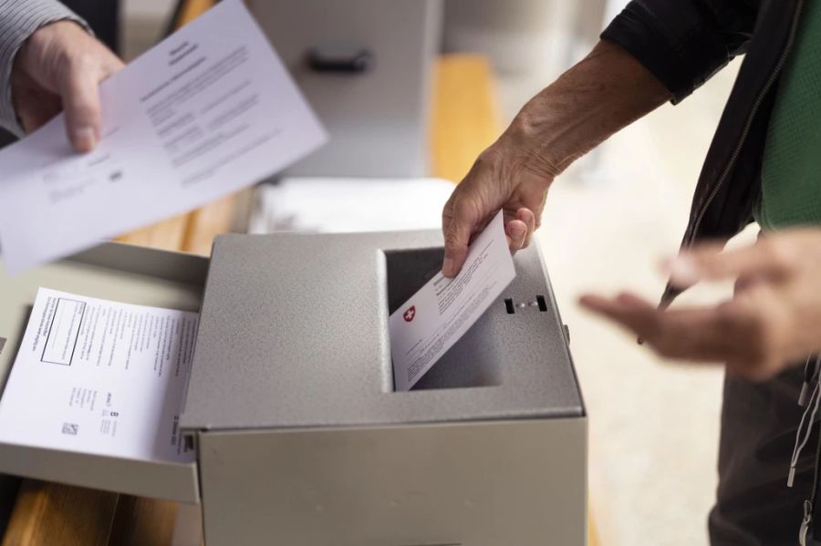 In der Schweiz aber ist die Demokratin deutlich beliebter: Sie würde 73 Prozent der Stimmen erhalten.