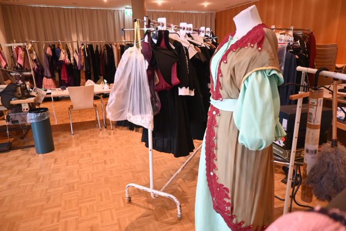 In der Schneiderei wird auf Hochtouren gearbeitet, sodass am 7. September alles parat ist. operettenbühne hombrechtikon