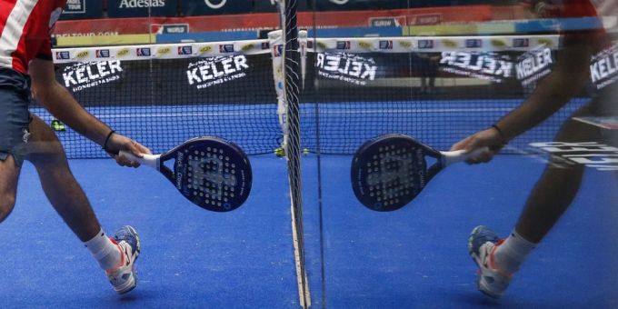 Padel ist ein Schlägersport, der auf einem geschlossenen Platz gespielt wird. (Symbolbild) Padel