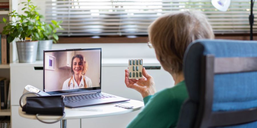 Frau und Ärztin, Telemedizin